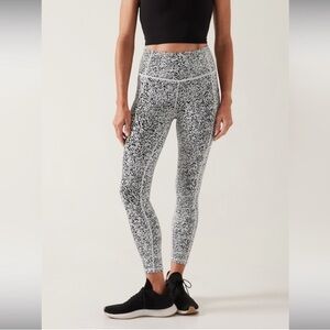 Athleta Ultimate Stash Textured 7/8 Tight